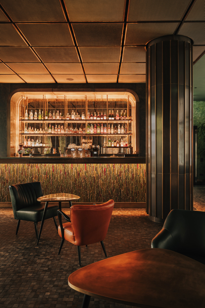 Stylowy hotelowy bar z podświetlanym barem, luksusowymi fotelami i nowoczesnym, przytulnym wystrojem.