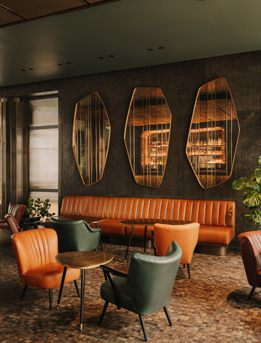 Das Interieur des Hotels Cyrus Wrocław im Zentrum von Wrocław mit drei Spiegeln und einem Boutique-Interieur.