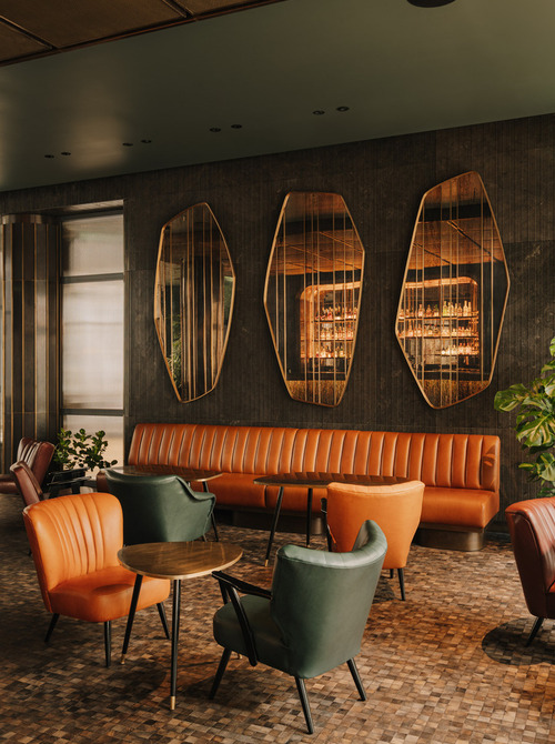 Das Interieur des Hotels Cyrus Wrocław im Zentrum von Wrocław mit drei Spiegeln und einem Boutique-Interieur.