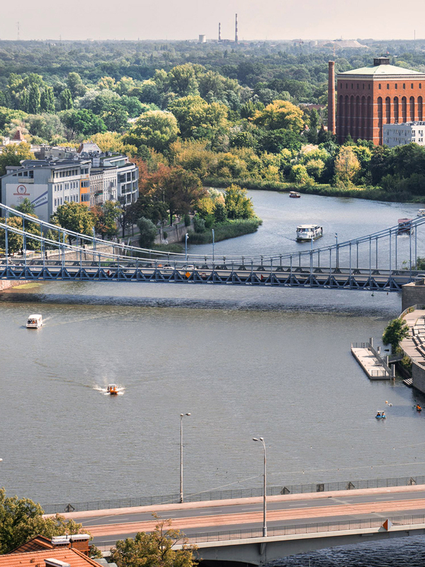 Grunwaldbrücke in Breslau über der Oder mit Blick auf den Fluss und die umliegenden Gebäude.