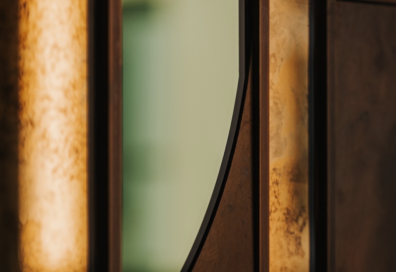 Detale architektoniczne z paneli ściennych o ciepłym, bursztynowym oświetleniu i geometrycznym kształcie