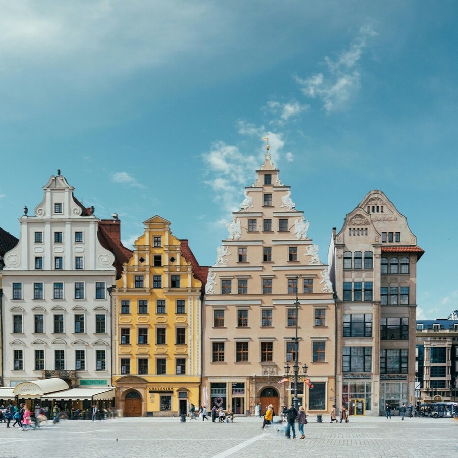 Bunte historische Bürgerhäuser am Breslauer Marktplatz an einem sonnigen Tag.