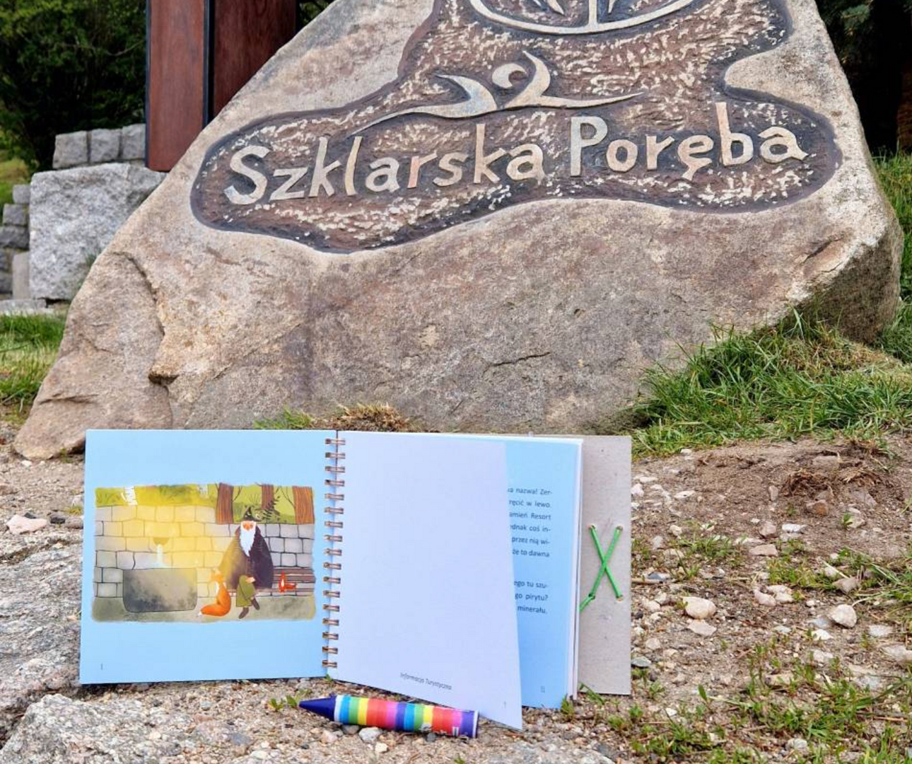 magiczny szlak ducha gór w szklarskiej porębie - głaz i książeczka przewodnik