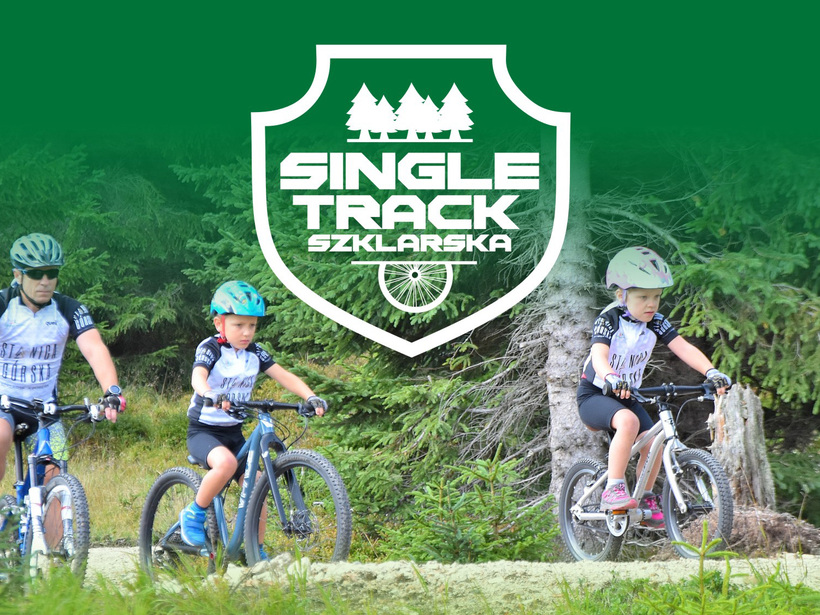 Familie mit Kindern, die auf Mountainbikes auf dem Waldweg Single Track Szklarska eine aktive Freizeit im Freien genießen.