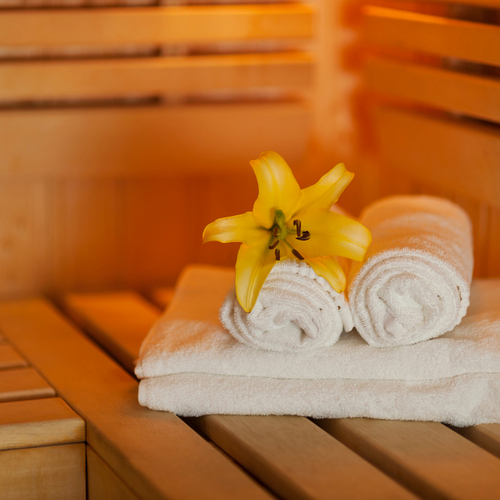 ręczniki i kwiat w saunie | wisła hotel z basenem