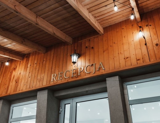 napis recepcja na ścianie | sala konferencyjna wisła