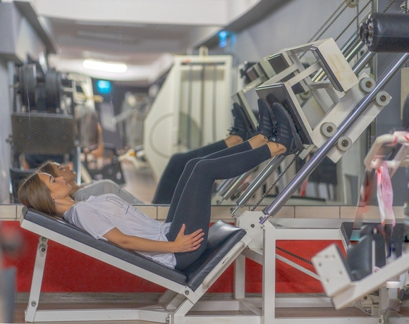 kobieta ćwicząca na siłowni | wisła hotel z basenem