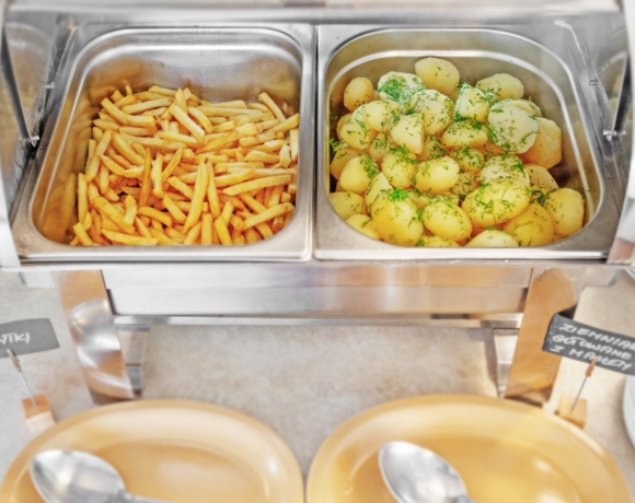 Bufet: złociste frytki i gotowane ziemniaki z koperkiem w stalowym podgrzewaczu, gotowe dla gości | wisła noclegi z wyżywieniem i basenem