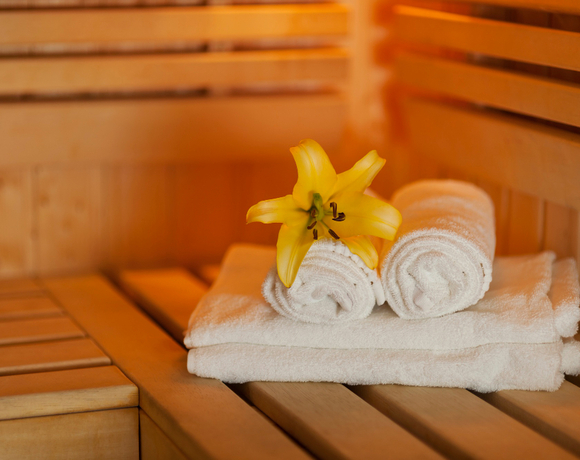 ręczniki i kwiat w saunie | wisła hotel z basenem