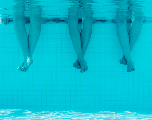 nogi pod wodą basenu | wisła noclegi z basenem