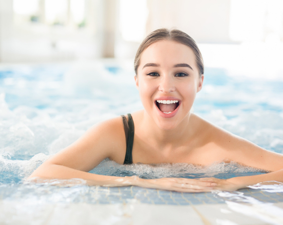 uśmiechnięta kobieta w jacuzzi | hotel z jacuzzi wisła