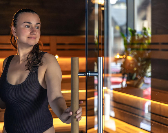kobieta wychodząca z sauny | wisła hotel z basenem