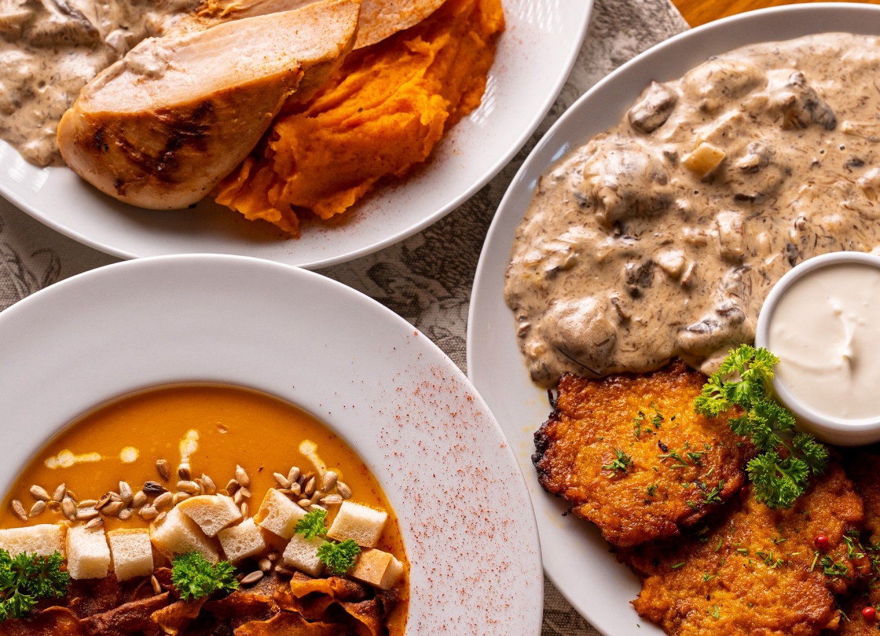 Porcje restauracyjne: grillowana pierś z kurczaka na puree z batatów z sałatką, krem dyniowy z grzankami, placki ziemniaczane z sosem grzybowym.