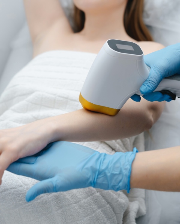 Zabieg depilacji laserowej ramienia w spa hotelowym, profesjonalna opieka i relaks w komfortowym otoczeniu