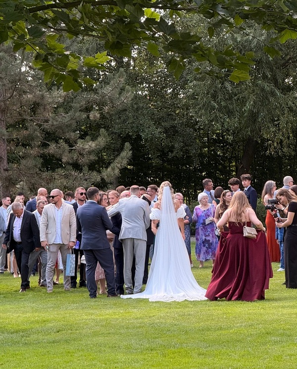 Para młoda podczas ceremonii plenerowej w ogrodzie DoubleTree by Hilton Warsaw