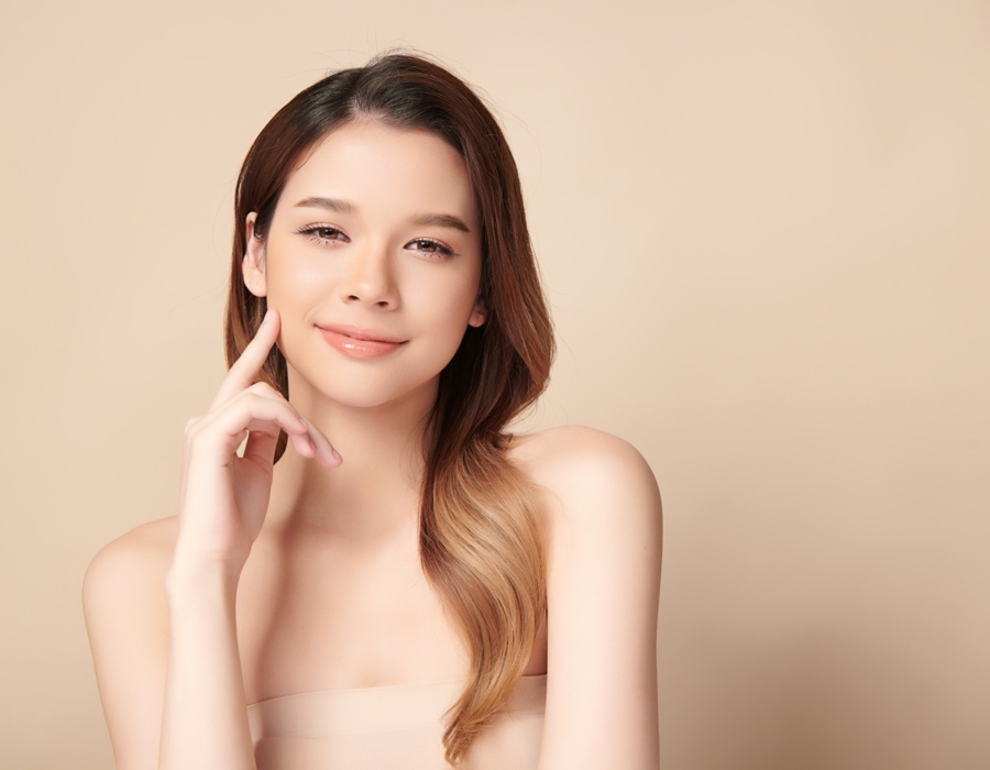 Portret zrelaksowanej kobiety z delikatnym uśmiechem, idealny model dla spa i salonów urody.