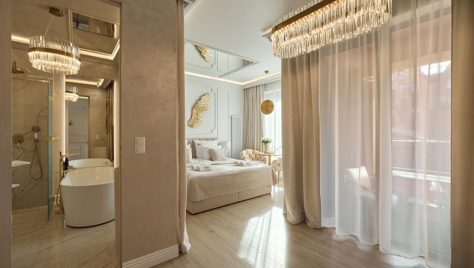 Elegancki apartament z łóżkiem king, kącikiem do siedzenia, wolnostojącą wanną i marmurowym prysznicem, kryształowy żyrandol, balkon z lekkimi zasłonami