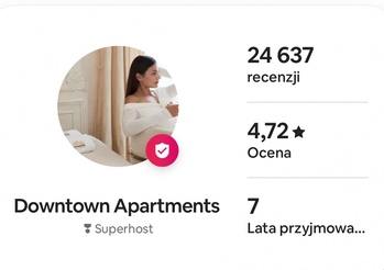 Kobieta w białej bluzce relaksuje się w jasnym, klasycznym apartamencie; obok karta Superhost z oceną 4,72 i 24 637 recenzji.