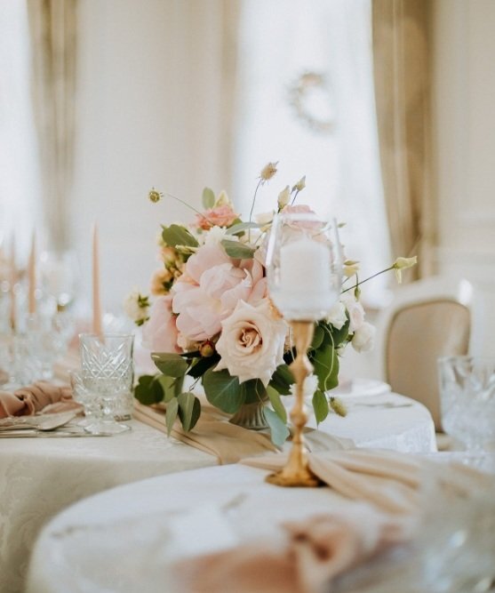 Królewskie wesele w Dworze - aranżacja stołu Pary Młodej