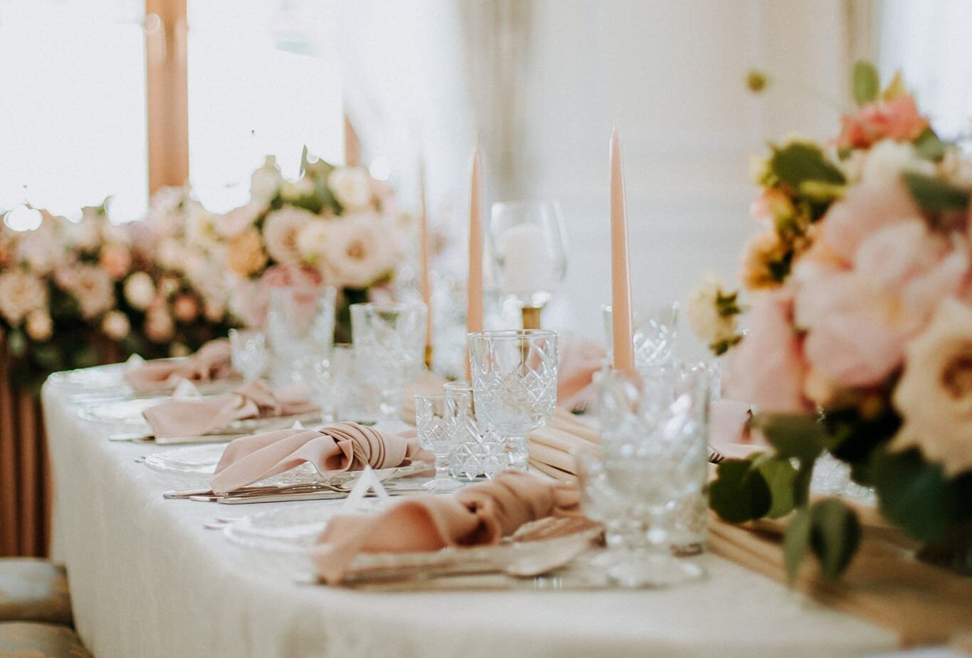 Królewskie wesele w Dworze - aranżacja stołu Pary Młodej