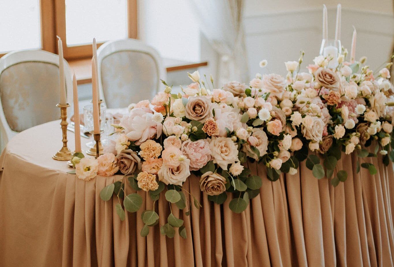 Królewskie wesele w Dworze - aranżacja stołu Pary Młodej