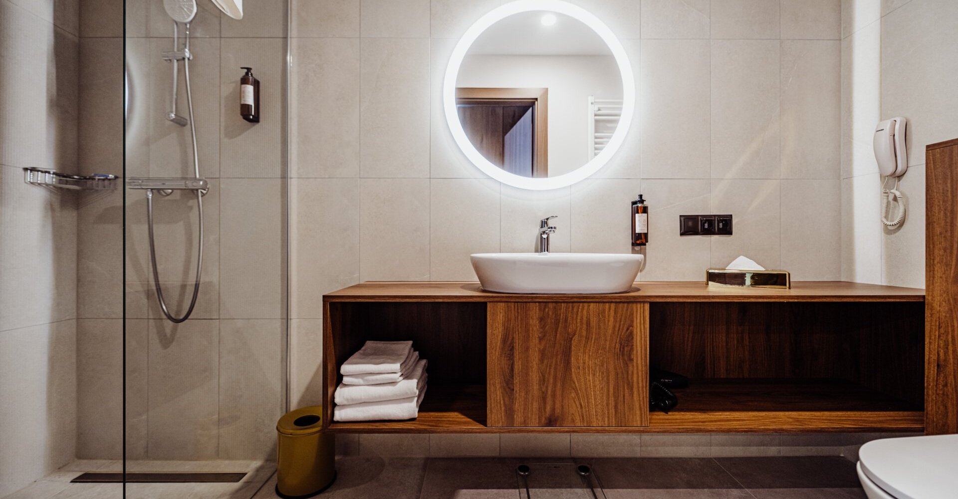 koupelna v hotelovém pokoji