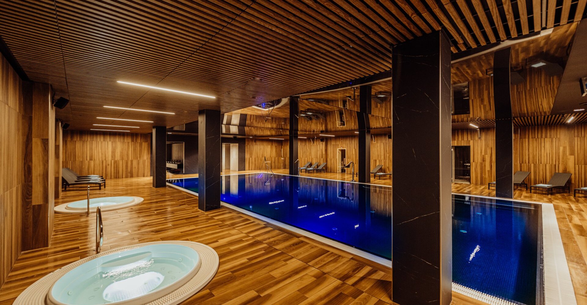 Indoor pool and jacuzzi