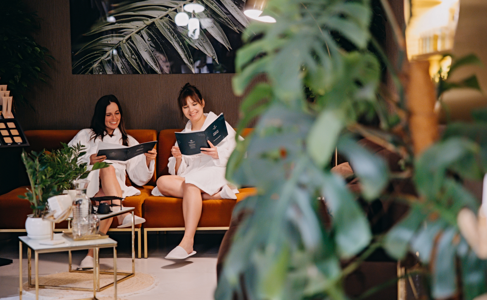 Dvě ženy čtou spa menu