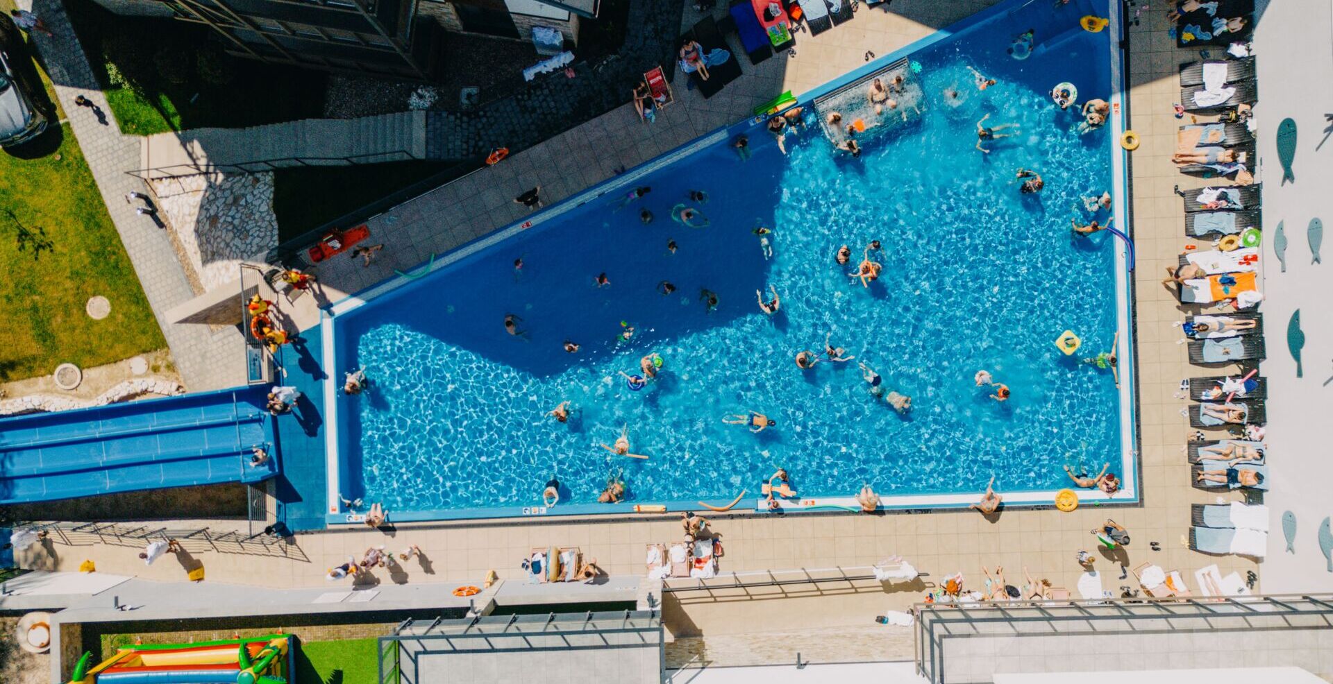 Außenpool aus der Vogelperspektive