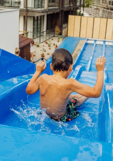 dziecko na zjeżdżalni wodnej