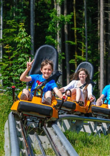 Dzieci na kolejce górskiej