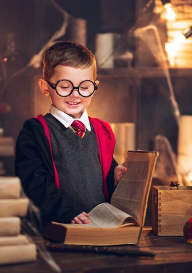 dítě otevírá knihu