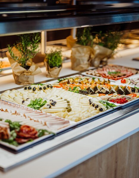 śniadania w hotelowej restauracji