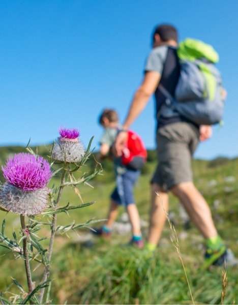 otec s dítětem na horské túře
