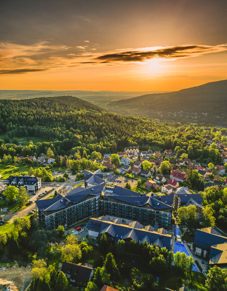 Widok na hotel o zachodzie słońca