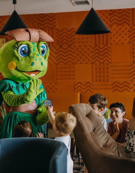 Hotelmaskottchen mit Kindern