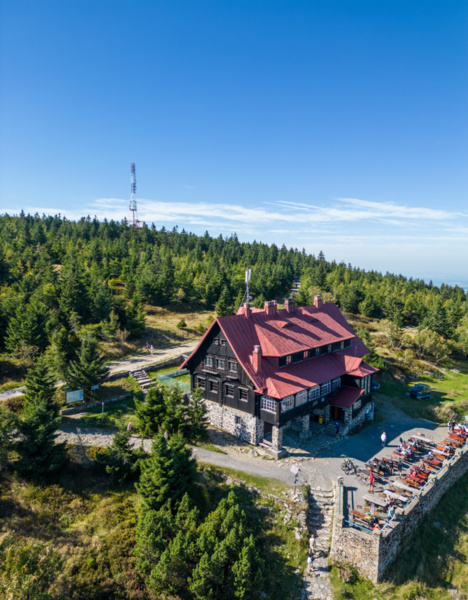 Widok na schronisko na Stogu Izerskim