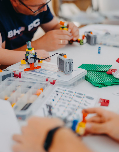 Zabawa z klockami lego