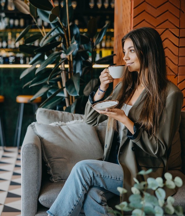 Žena s šálkem kávy