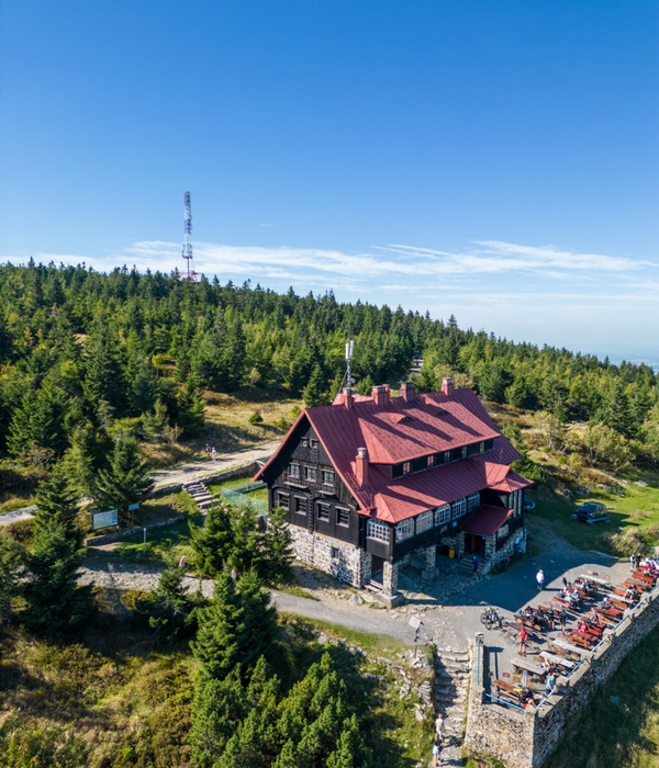 Widok na schronisko na Stogu Izerskim