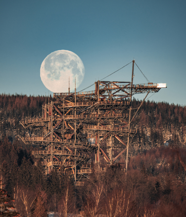 Wieża widokowa na tle gór i księżyca