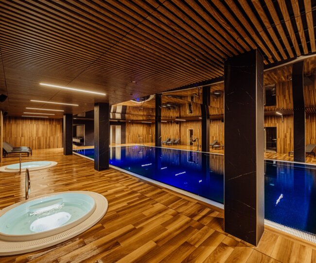 Indoor pool and jacuzzi