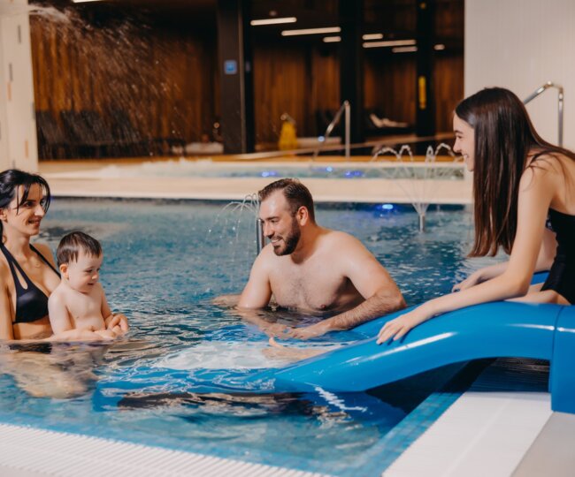 Rodzina z dziećmi w basenie