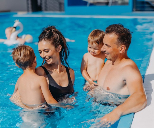 rodzina z dziećmi w basenie