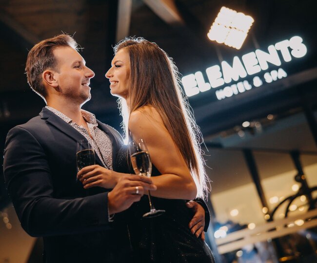 Mann und Frau trinken Champagner