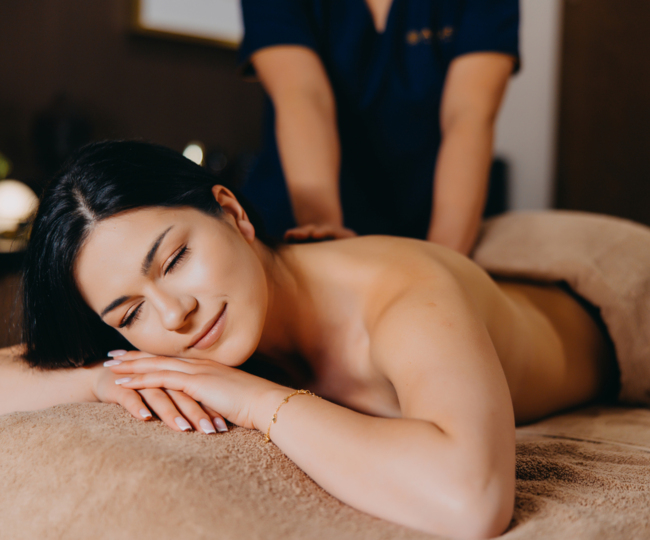 Kobieta relaksuje się na masażu w spa