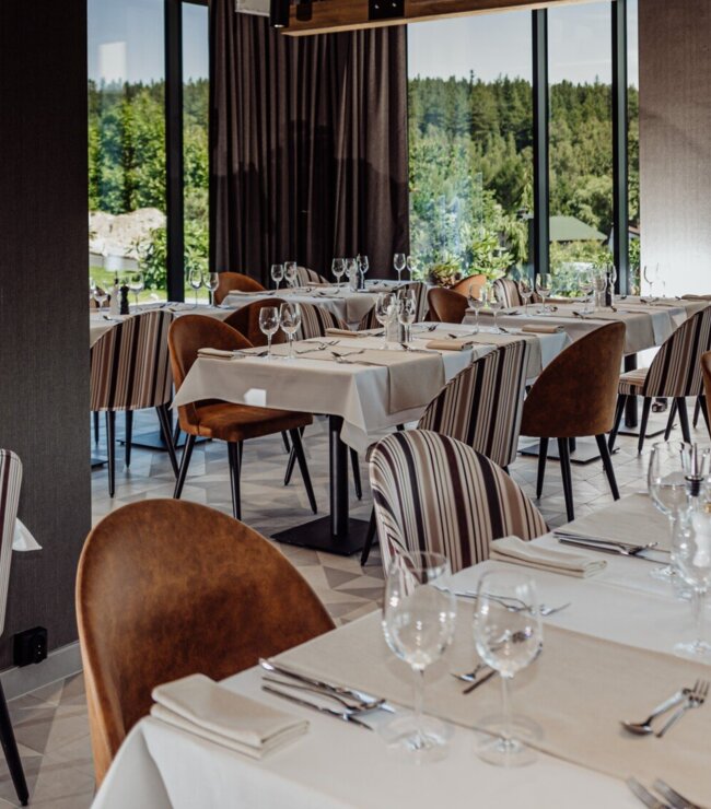 Tische im Restaurant