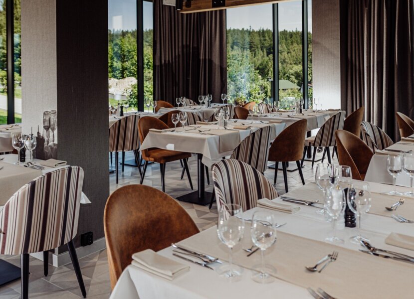 stoliki w restauracji