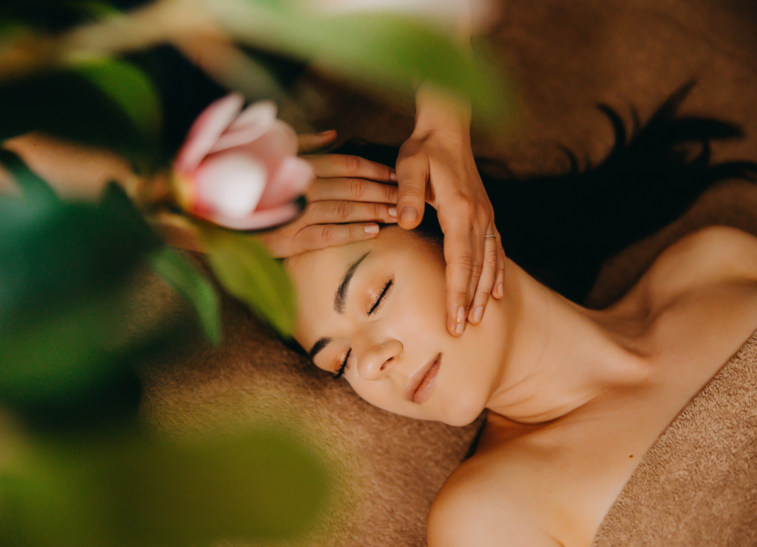 Masaż głowy kobiety