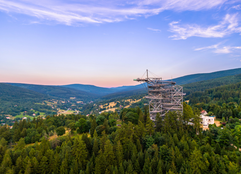 Sky Walk s výhledem na hory